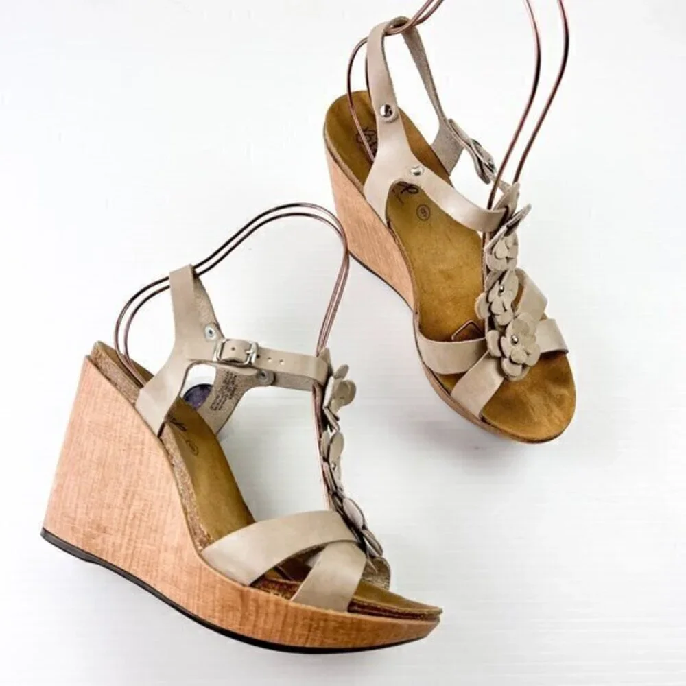 Biostep Flower Accent Wedge Heels Sandals Size 9 Beige Leather